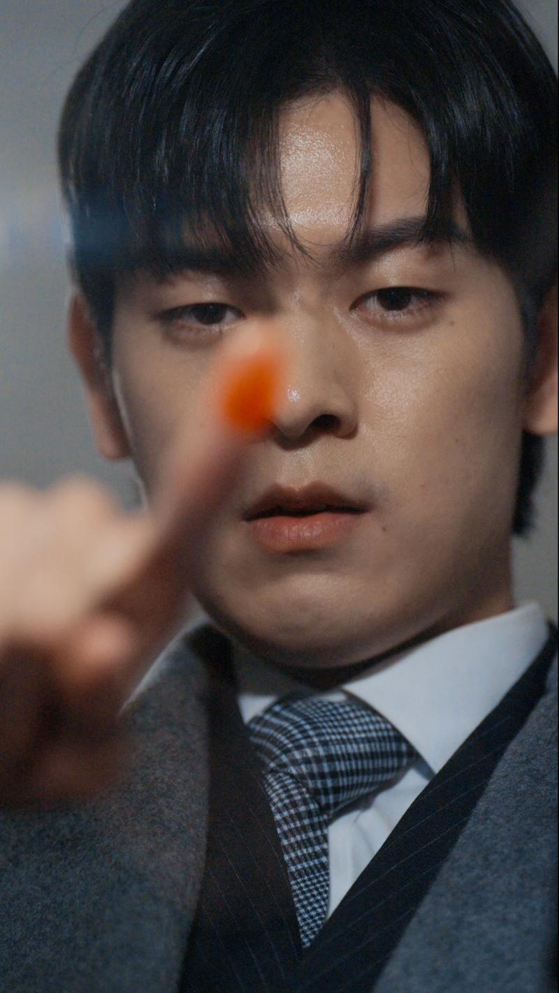A scene where the male protagonist Seo Ji-woo uses his super ability to delete documentsA scene where the male protagonist Seo Ji-woo uses his super ability to delete documents