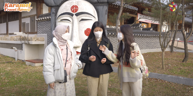 Three MCs are talking at Hahoe Village in Andong.