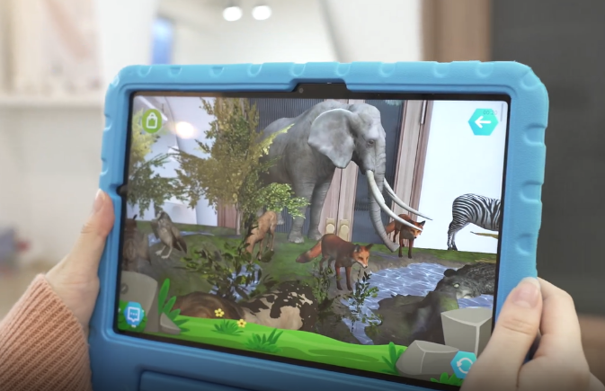 You can experience virtual space implemented with augmented reality through the device.