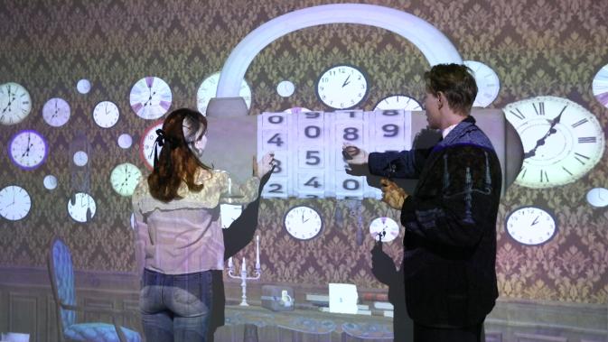 A photo of experiencing the room escape game "The Truth of Bastian," one of the contents of the five-page XR experience content <X-Rumpus Box>.