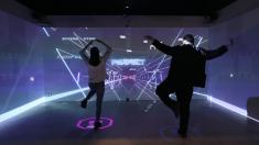 A picture of experiencing the rhythm game Pumping Square, one of the contents of the five-sided XR experience content <X-Rumpus Box>. Pumping Square is a rhythm game content that recognizes the movements of multiple users and adapts them to the movements.