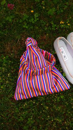 This is a pouch made with Korea's representative pattern, Saekdong.